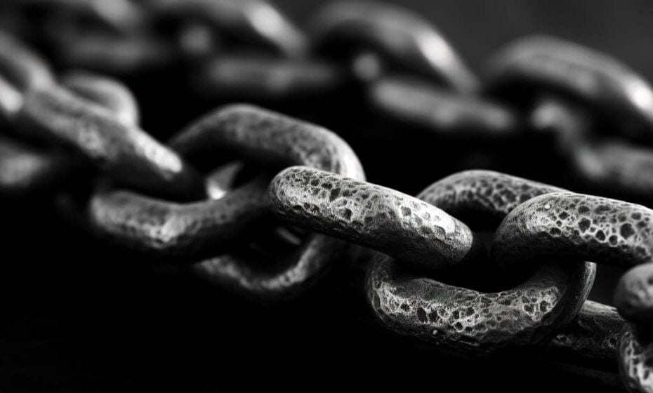 chain-with-dark-background-