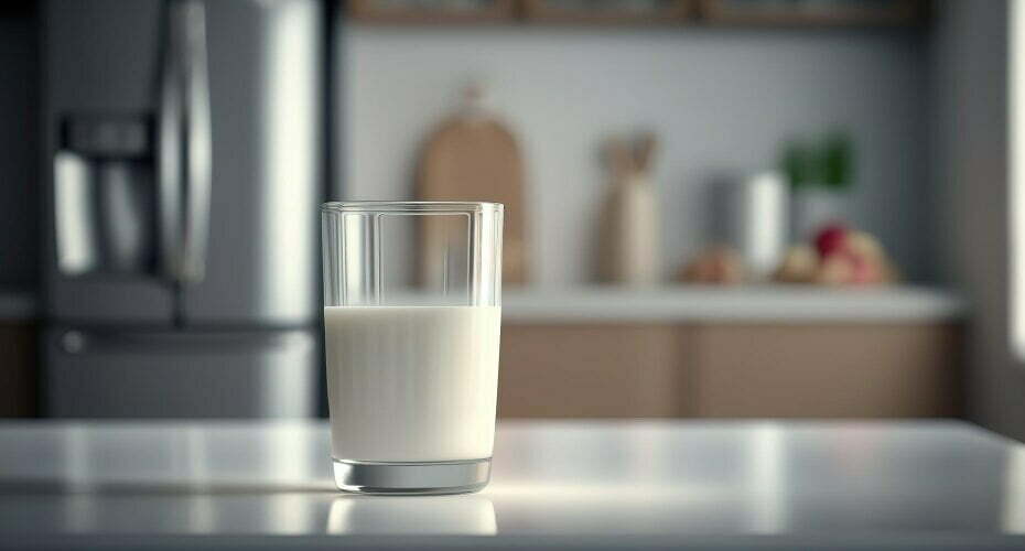 glass-with-milk-white-table
